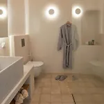 Thiro Bliss With Private Jacuzzi Apartman